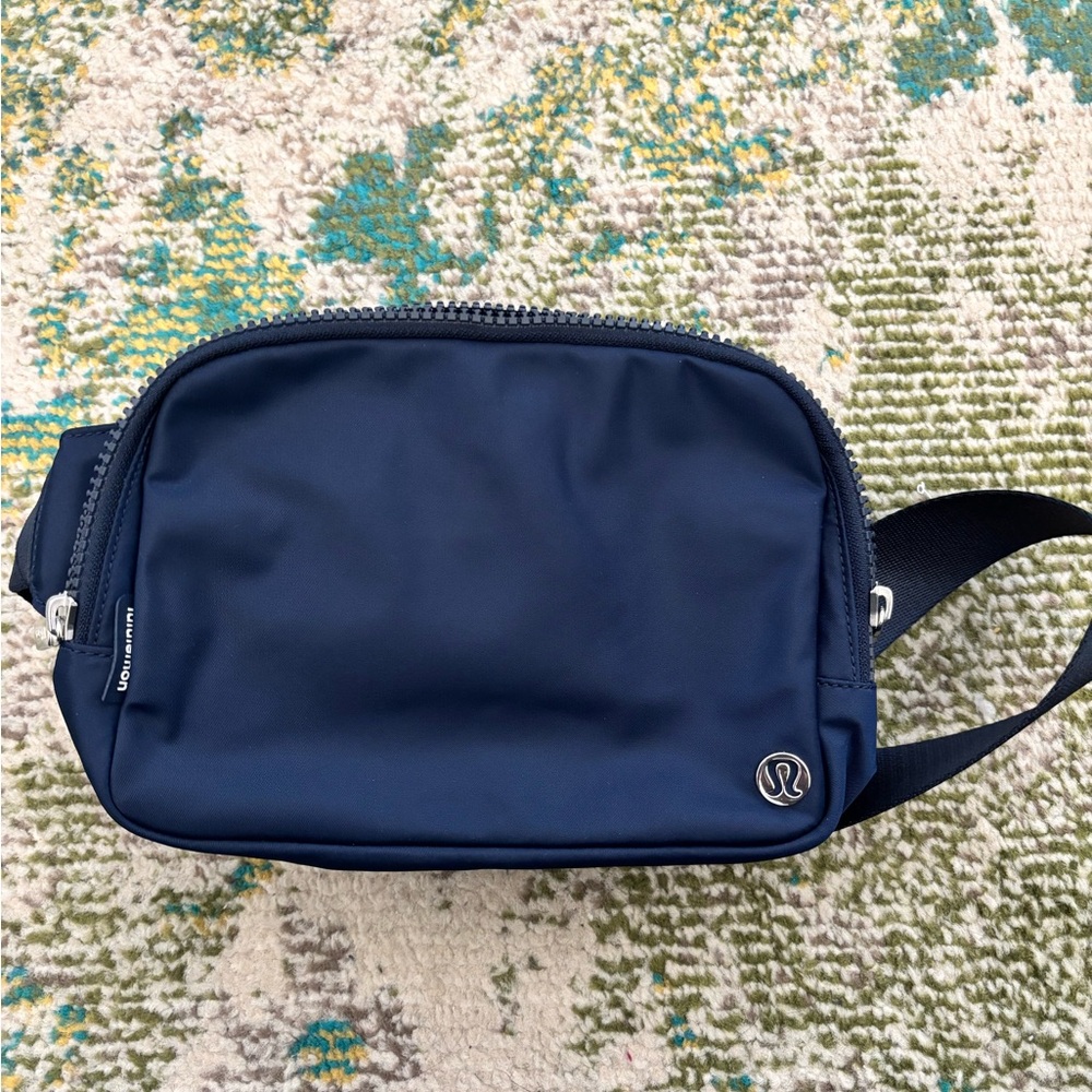 Lululemon 2L Belt Bag - Navy